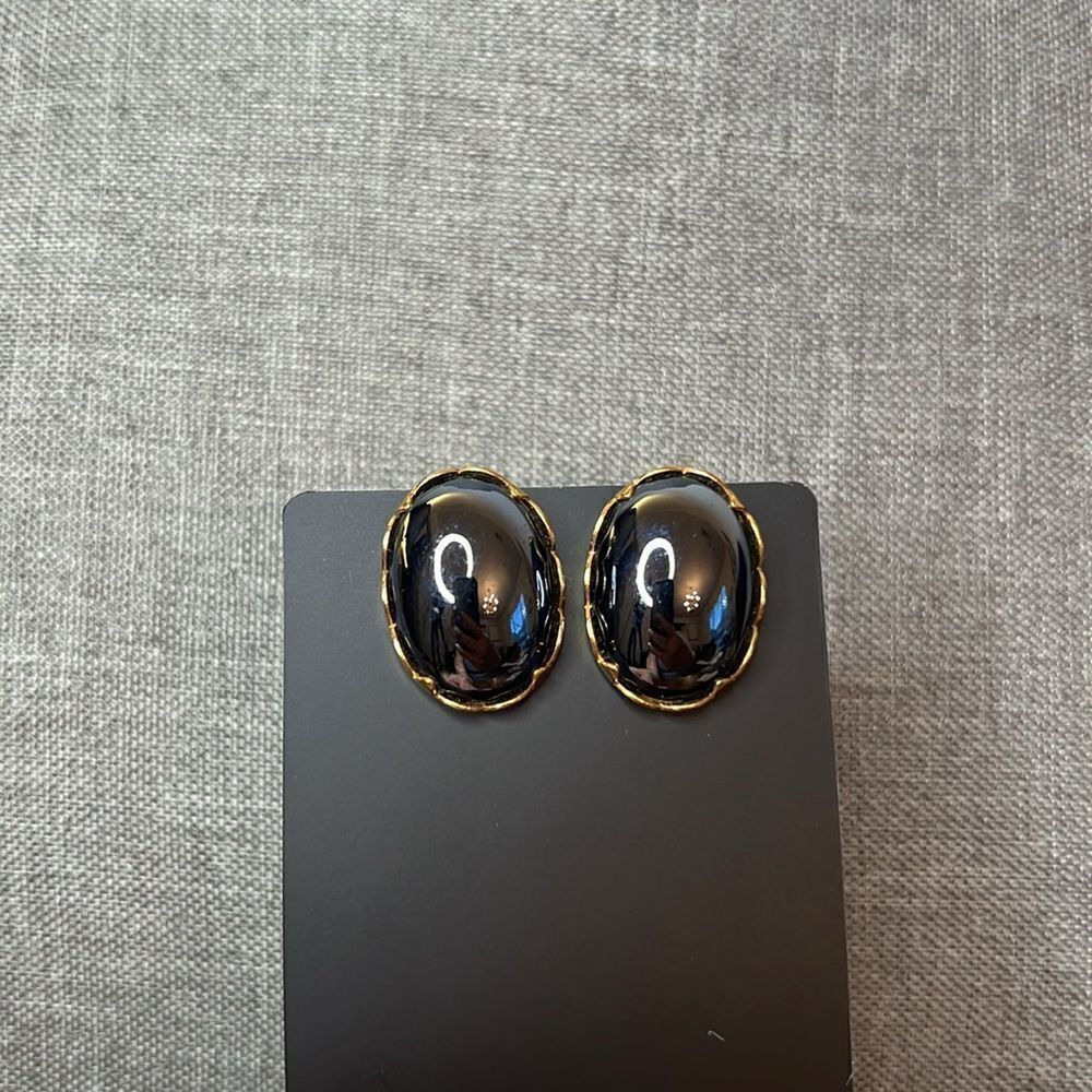 Beautiful Glossy Stone Vintage Clip-On Earrings - Picture 3 of 6